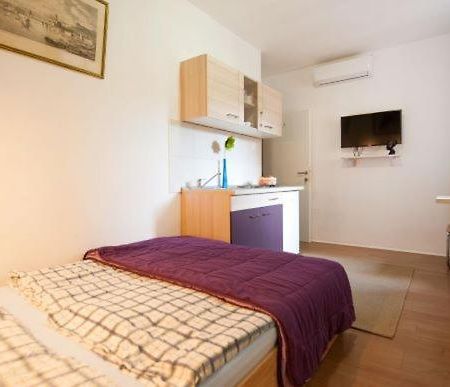 Centar 2 Private Room With Ensuite And Kitchenette สปลิท ภายนอก รูปภาพ